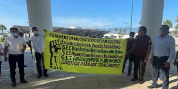 Se manifiestan “Teachers” en el Congreso de Tamaulipas