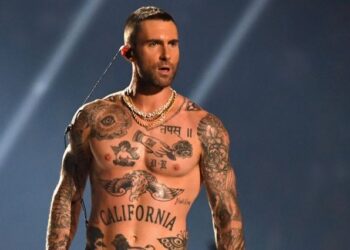 Adam Levine rechaza a una fan en el escenario y llovieron críticas por parte de los fanáticos