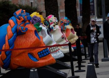 Calaveras gigantes homenajean a Frida Kahlo