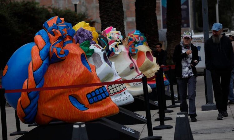 Calaveras gigantes homenajean a Frida Kahlo