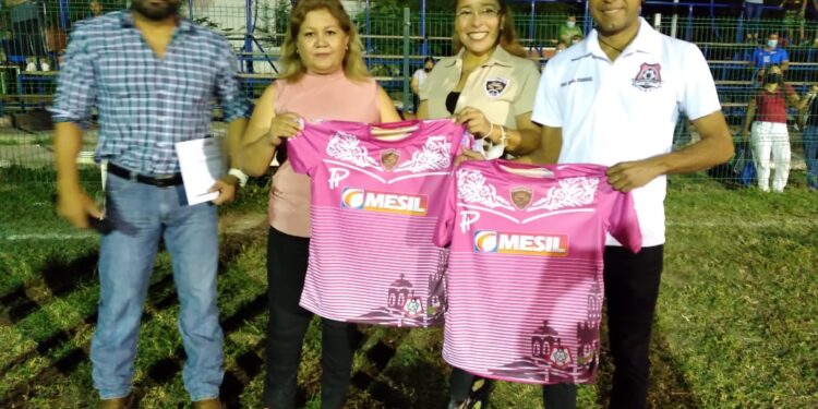 Premia Gobierno de Lalo Gattás a campeón de fútbol femenil