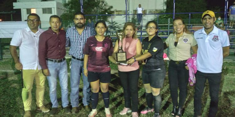 Premia Gobierno de Lalo Gattás a campeón de fútbol femenil