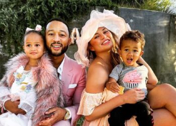 Esposa de John Legend carga con cenizas de su bebé a todos lados