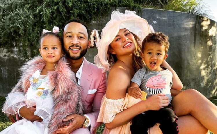 Esposa de John Legend carga con cenizas de su bebé a todos lados