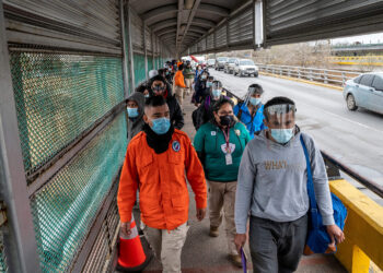 Decrece número de migrantes en campamento de Texas.