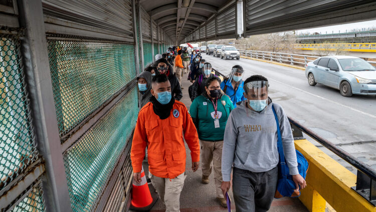Decrece número de migrantes en campamento de Texas.
