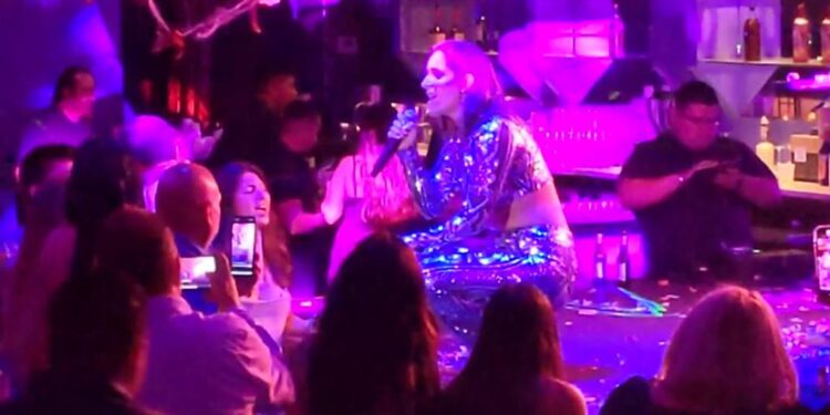 Prende María Reign a público de Laredo