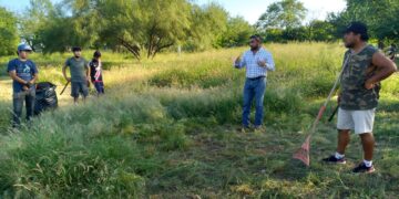 Padres de familia se suman a la mejora de espacios deportivos