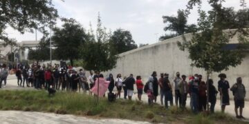 Regios hacen largas filas por boletos para la final de CONCACHAMPIONS