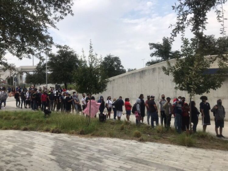 Regios hacen largas filas por boletos para la final de CONCACHAMPIONS