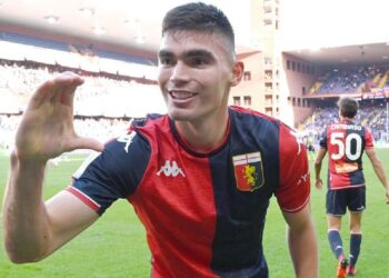 Johan Vásquez va de inicio ante el Spezia