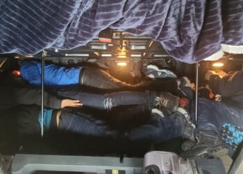 Encuentran “apilados” en tráiler a 14 indocumentados Originarios de México y Guatemala.