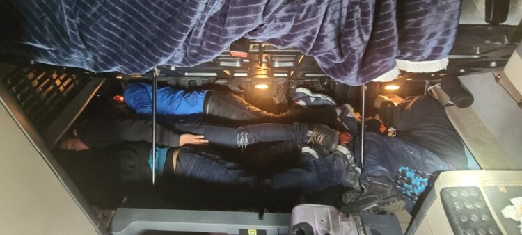 Encuentran “apilados” en tráiler a 14 indocumentados Originarios de México y Guatemala.