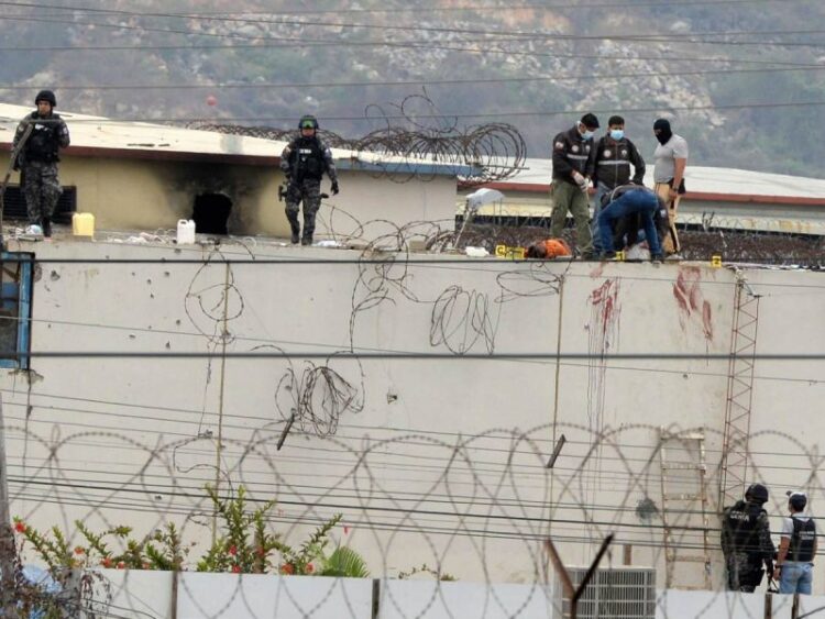 Suman 68 reos muertos por motín en cárcel de Ecuador