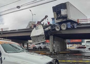 Lluvias provocan que tráiler quede colgando de un puente