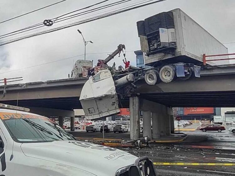 Lluvias provocan que tráiler quede colgando de un puente