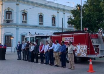 Entrega de camión motobomba por el alcalde Eduardo Gattás.