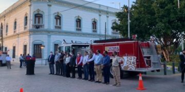 Entrega de camión motobomba por el alcalde Eduardo Gattás.