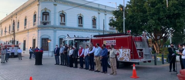Entrega de camión motobomba por el alcalde Eduardo Gattás.