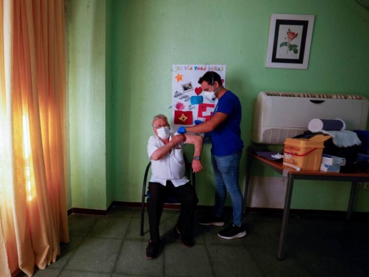 España aplicará refuerzo anticovid a mayores de 60 años