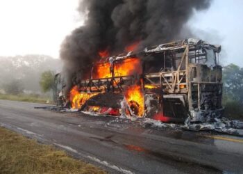 Se incendia autobús en la carretera El Mante-Cd. Valles, SLP