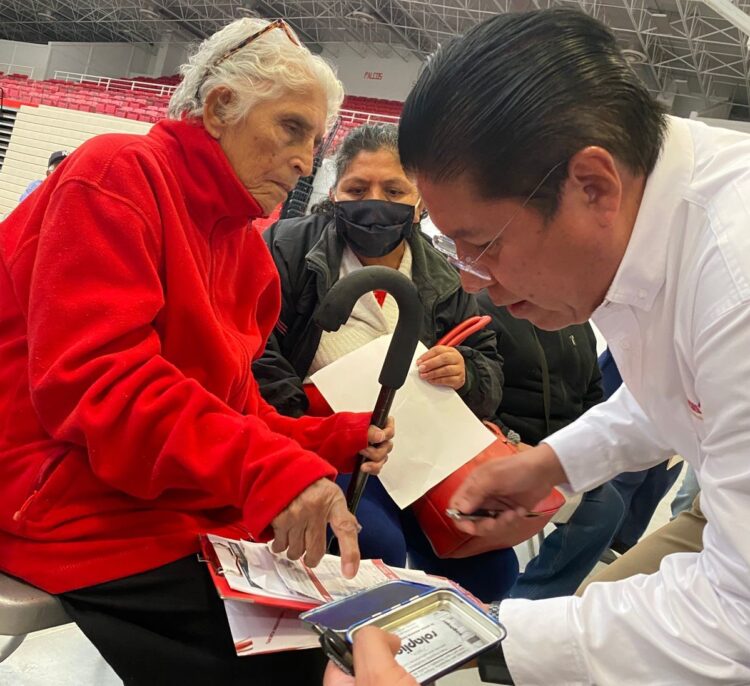 Entregan en Nuevo Laredo dos mil 14 tarjetas de nueva afiliación a pensión para adultos mayores