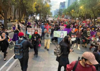 Catrinas marchan en CDMX contra feminicidios y violencia de género
