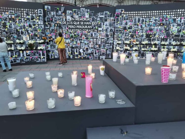 Rinden homenaje a sus familiares en ofrenda interactiva de Plaza Tolsá