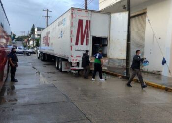 Identifica INM origen de 600 personas aseguradas en dos tráileres en Veracruz