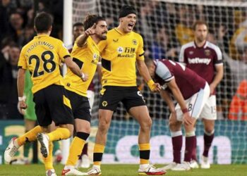 Raúl Jiménez le da la victoria a los Wolves en Inglaterra