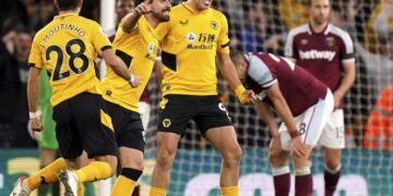 Raúl Jiménez le da la victoria a los Wolves en Inglaterra