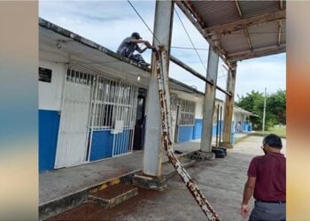 Retiran vigas de techumbre dañada en una escuela de Madero.