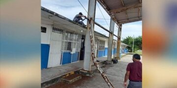 Retiran vigas de techumbre dañada en una escuela de Madero.