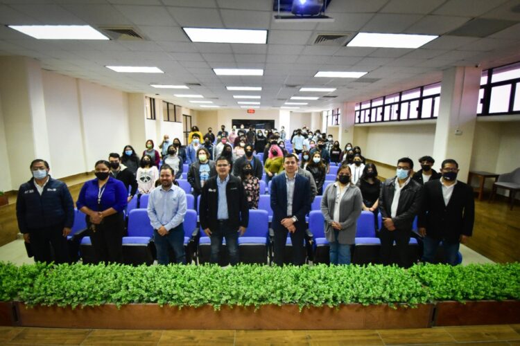 Siguen impartiendo conferencias de tema aduanero en la UTNL