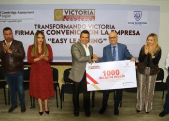 Firma Ayuntamiento de Victoria convenio con certificadora de inglés.