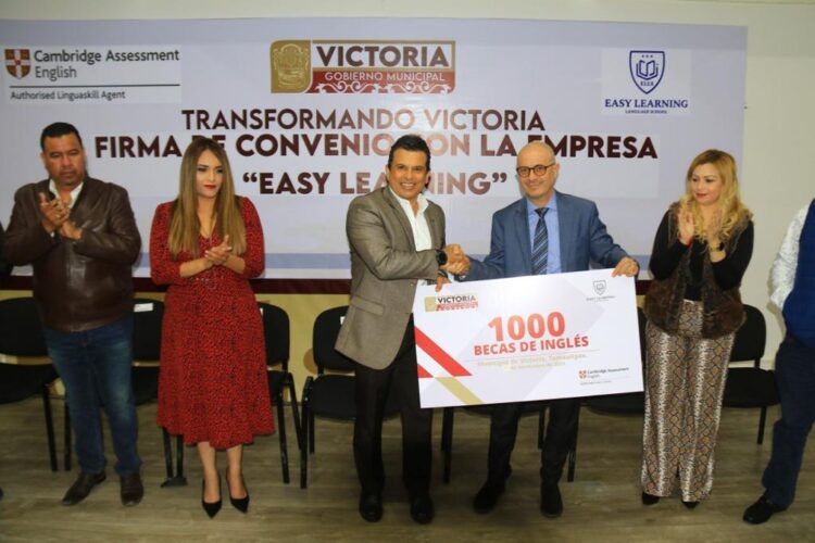 Firma Ayuntamiento de Victoria convenio con certificadora de inglés.