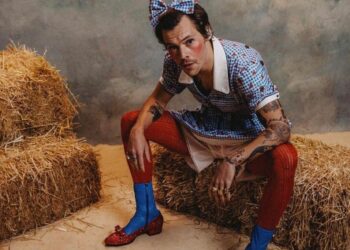Harry Styles aparece vestido de Dorothy en concierto