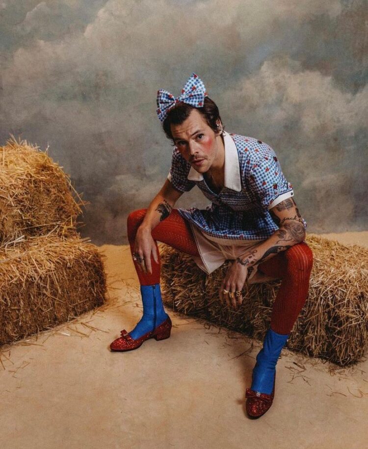 Harry Styles aparece vestido de Dorothy en concierto