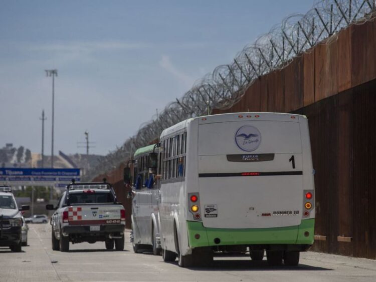 México y EU acuerdan reforzar combate al contrabando de armas