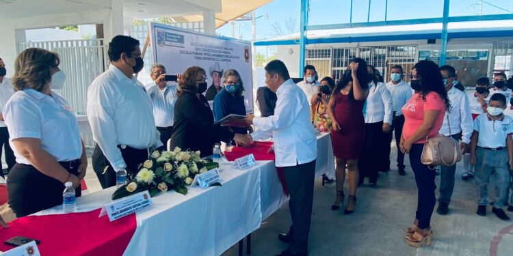 Develan busto en honor al profesor Luis Humberto Hinojosa Ochoa en escuela