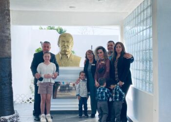 Develan busto en honor al profesor Luis Humberto Hinojosa Ochoa en escuela