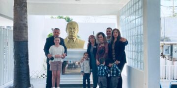 Develan busto en honor al profesor Luis Humberto Hinojosa Ochoa en escuela