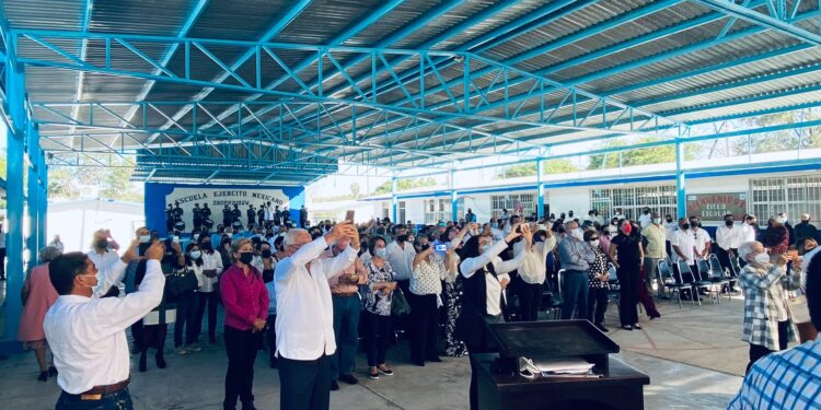 Develan busto en honor al profesor Luis Humberto Hinojosa Ochoa en escuela