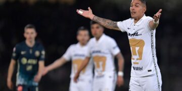 Pumas deja ir vivo al América de CU, empatan 0-0