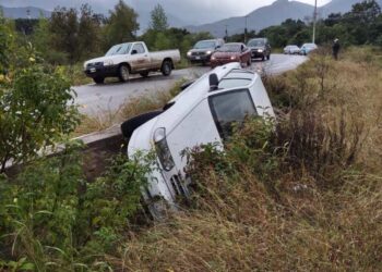 Chofer se lesiona al volcar auto