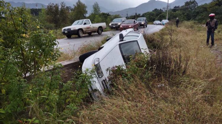 Chofer se lesiona al volcar auto