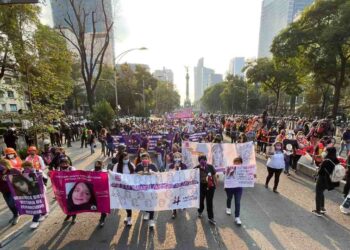 Mil 500 personas participan en Marcha 25N; hay 17 lesionadas