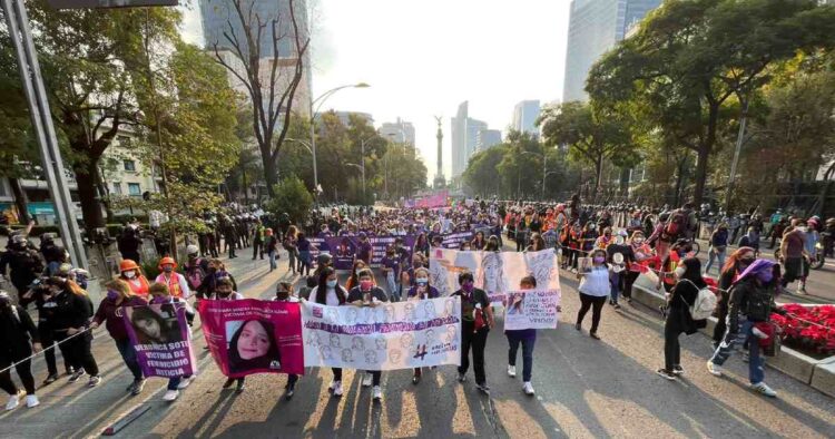 Mil 500 personas participan en Marcha 25N; hay 17 lesionadas