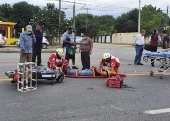 Queda inconsciente motociclista al chocar