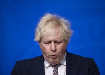 Variante Omicron puede infectar a personas con vacunación completa, alerta Boris Johnson